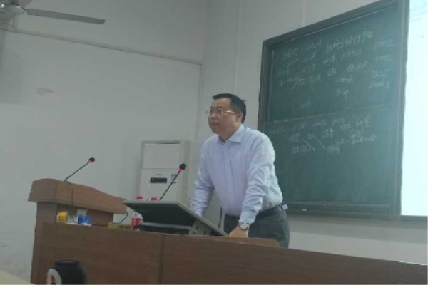 主讲人刘华武教授