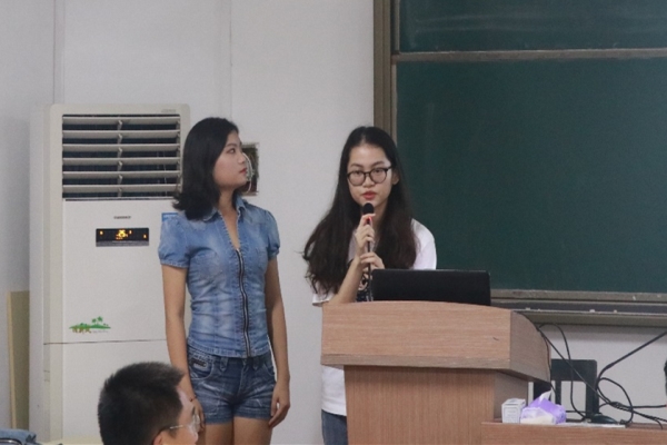 会展协会理事长于诗朦、团支书胡钰彬为新生介绍协会情况