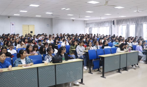 学员们认真听讲