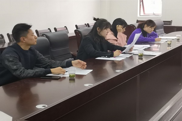 面试官认真地倾听面试者的自我介绍