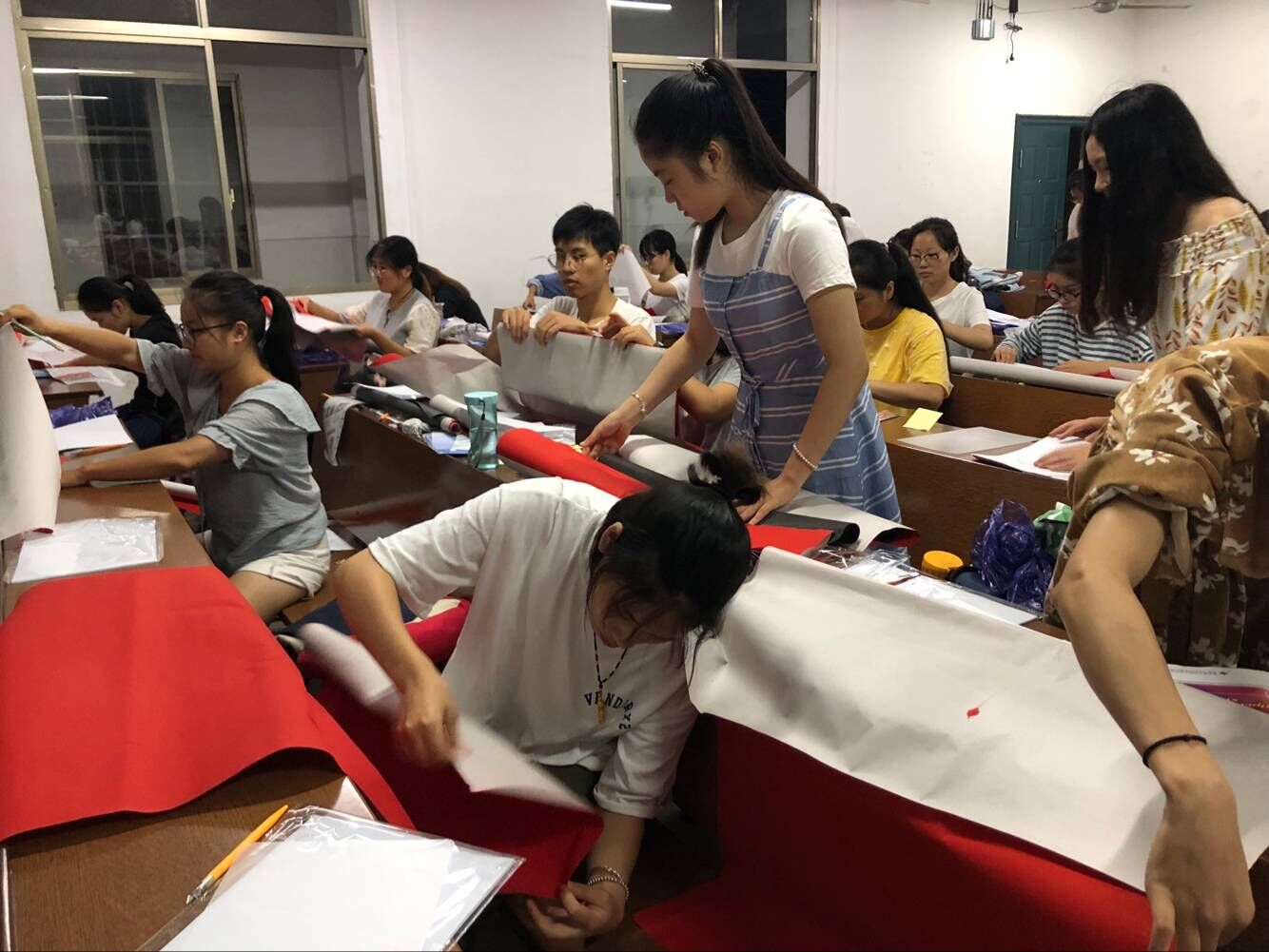 同学们在认真裁纸