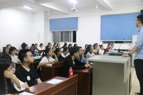 同学们认真听讲