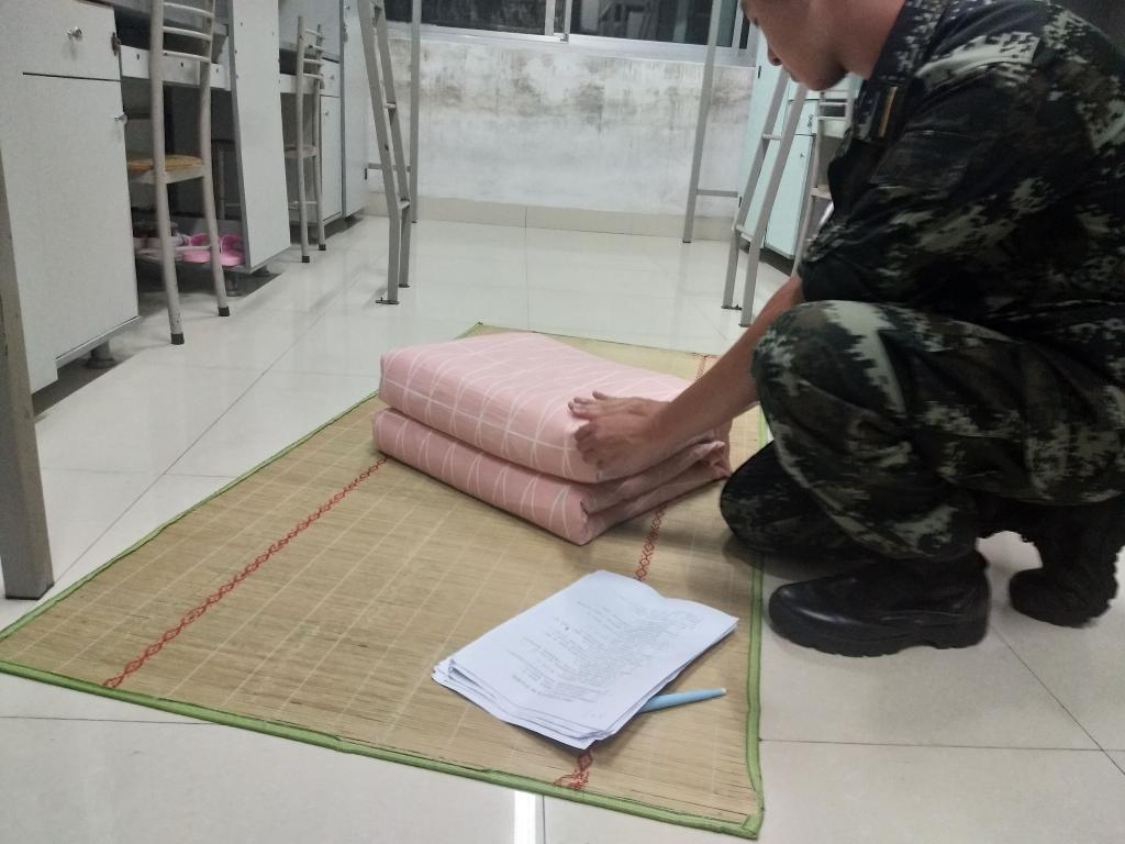 教官在教新生折被子