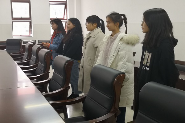 同学们从容地参与面试