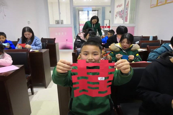 社区孩子剪纸展示