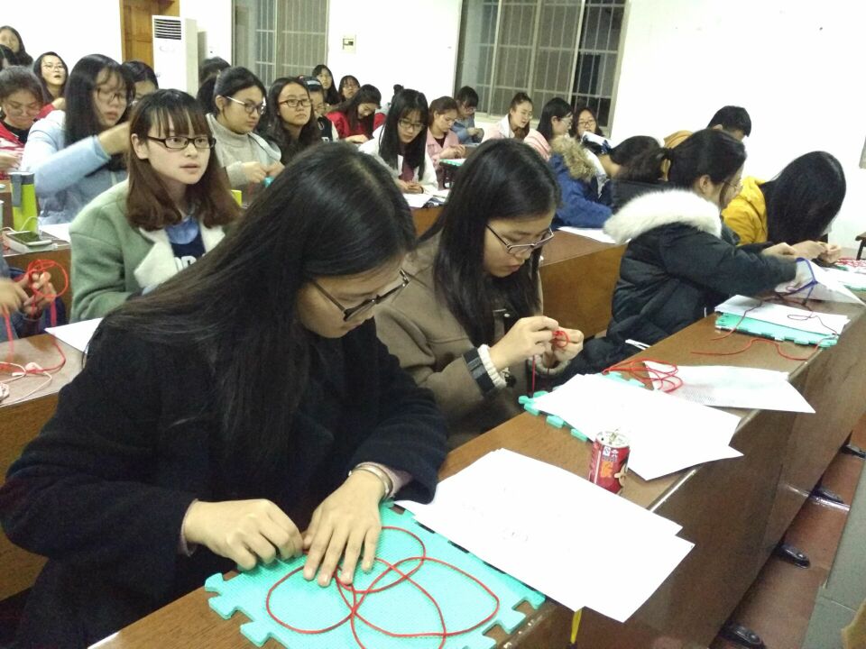 员工认真制作“纽扣结”