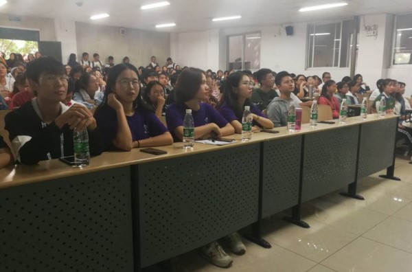 同学们认真听讲