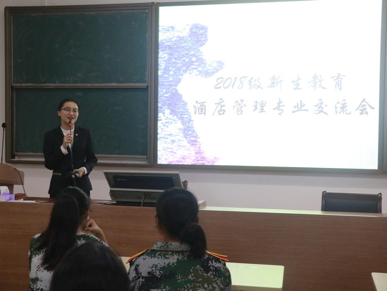 研究生游静为新生分享专业经验