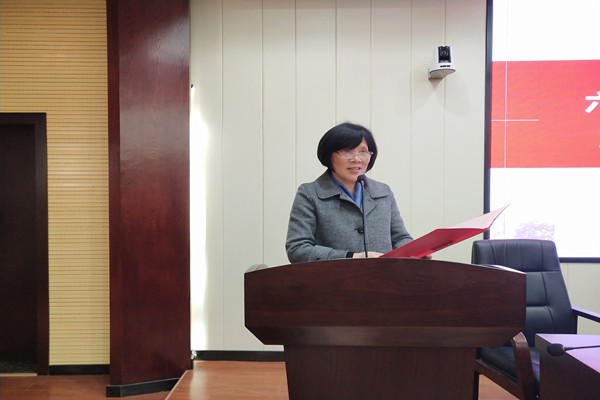 校关工委常务副主任徐书华宣读主题演讲、征文比赛获奖名单